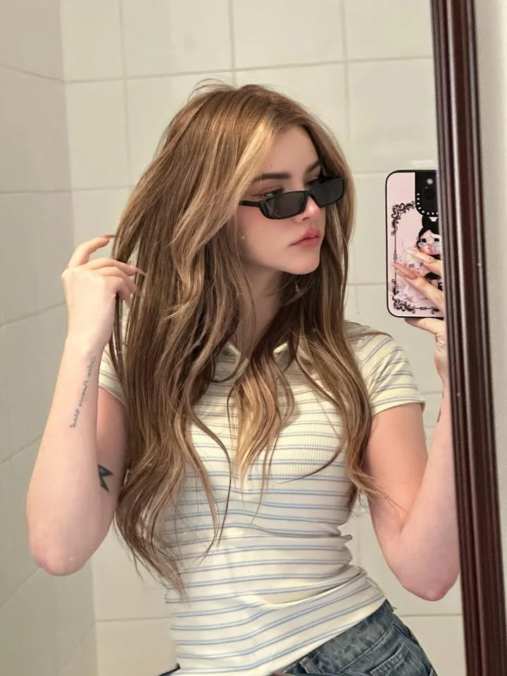 Chic Reflections: A Gen-Z Selfie Moment