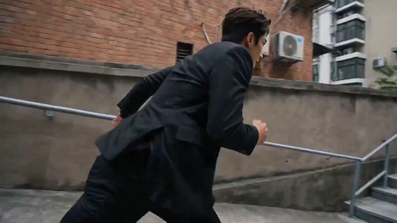 Epic Parkour Stunts with Cinematic Precision and High-Octane Beats