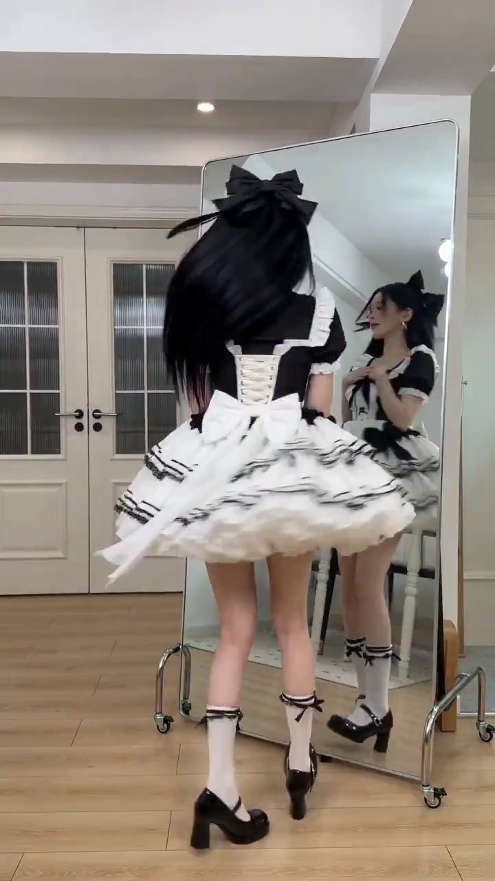 10-Second Rapid Cosplay Transformations