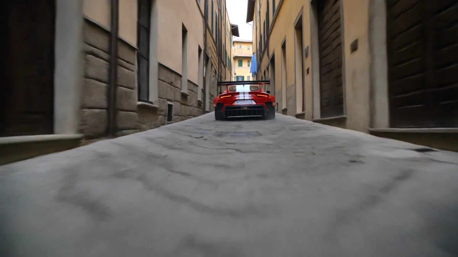 Narrow Alleyway Rally: Full Attack Through Cobblestones