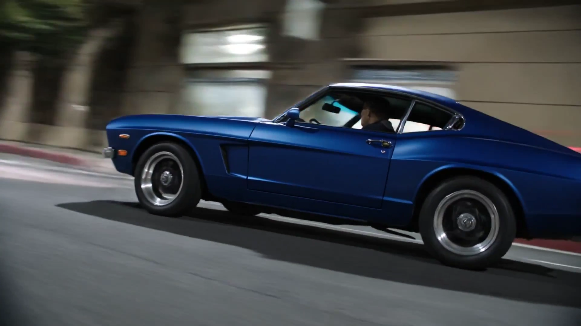 Urban Night Drive: Mustang’s Agile Dance at 200 km/h