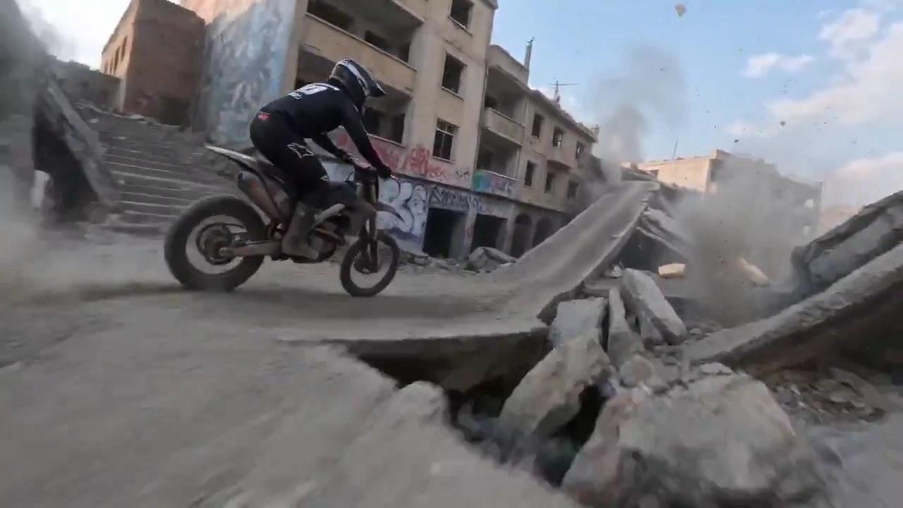 Cinematic Rooftop Jumps in a Burning Urban Wasteland