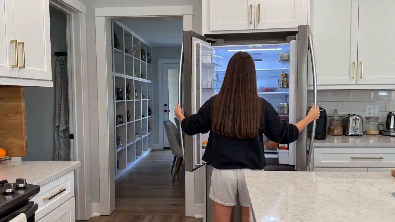 Sunlit Moments: The Art of Juicing Fresh Oranges in 15 Seconds