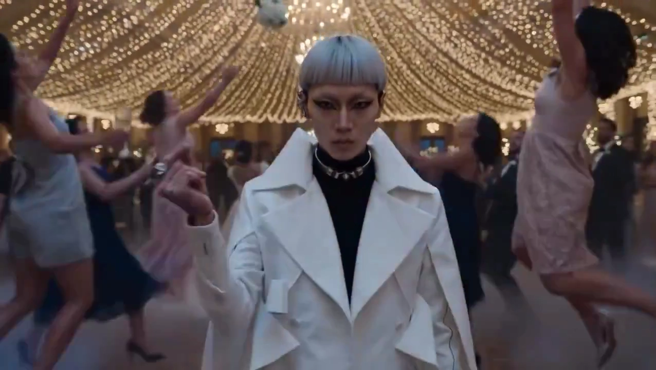 The Frozen Bouquet: A Wedding's Captivating Time Stop