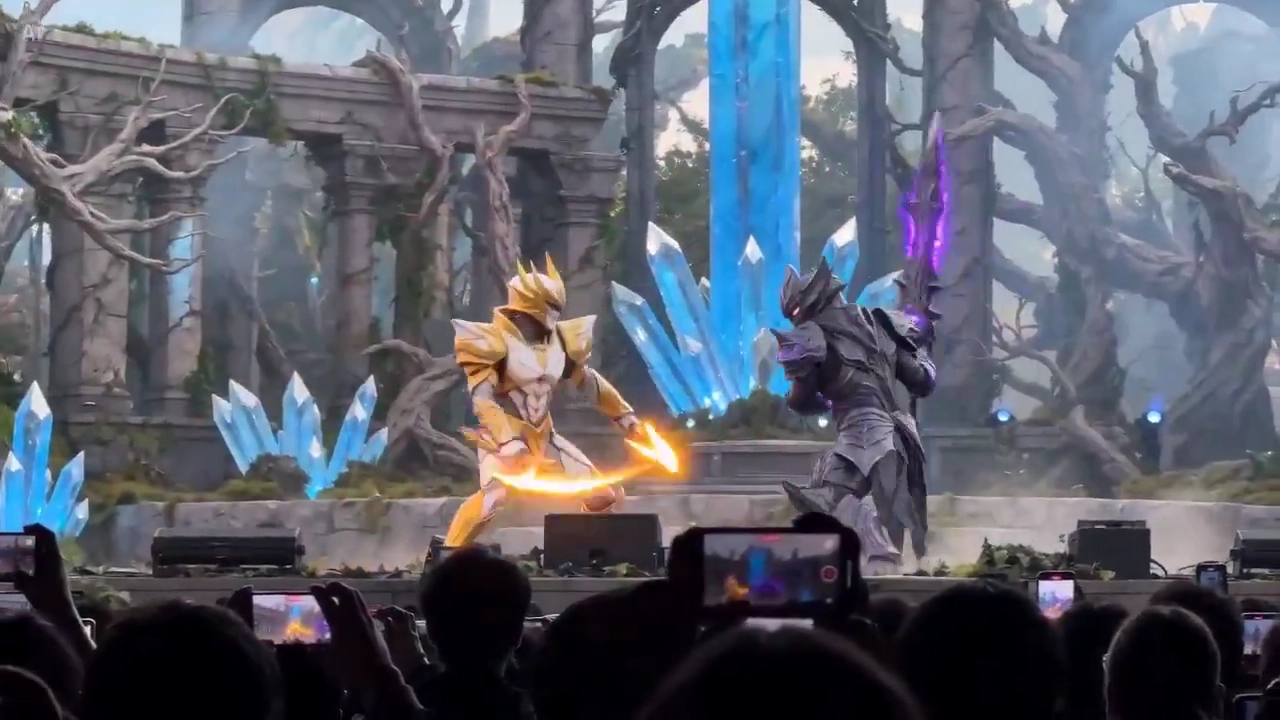 Blond Ninja Clones Himself to Surprise Samurai in Live Show