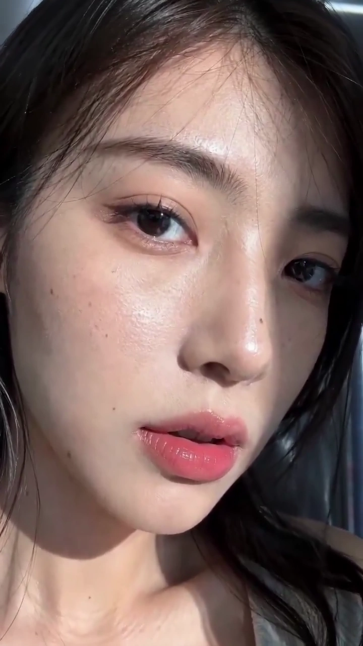 Skin Textures Revealed by a Convenience Store's Fluorescent Glow
