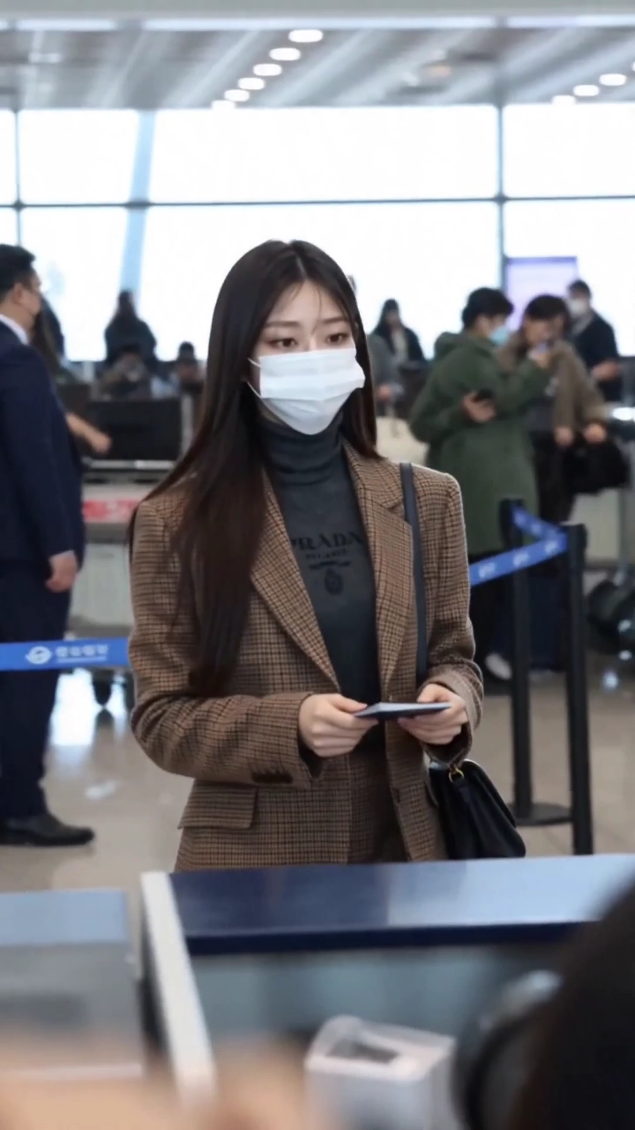Mirae Lowers Her Mask at the Gate in Authentic Smartphone Video