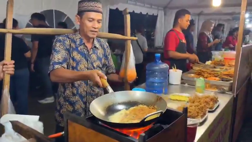 Candid Food Tour Through a Vibrant Jakarta Night Festival with Ritz