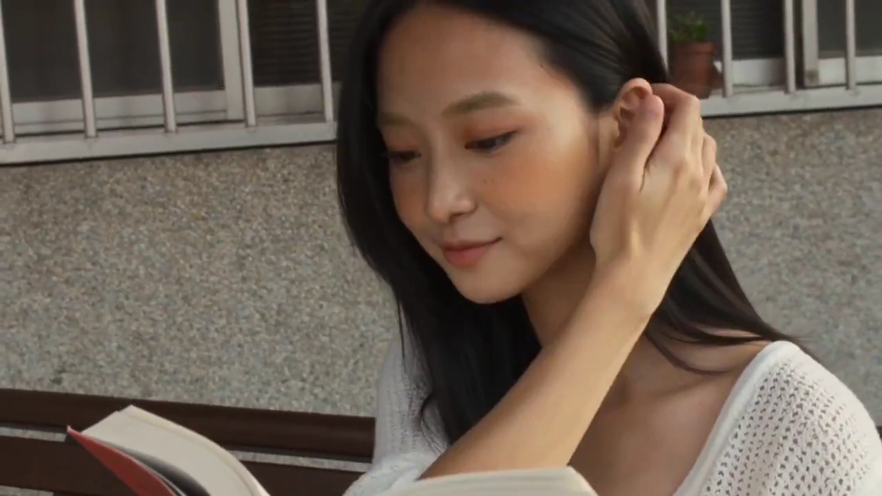 Handheld Camcorder Captures Evening Life in a Taipei Alley