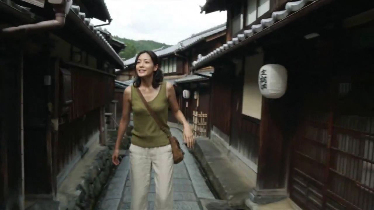 MiniDV Camcorder Captures a Refreshing Moment in Timeless Japan