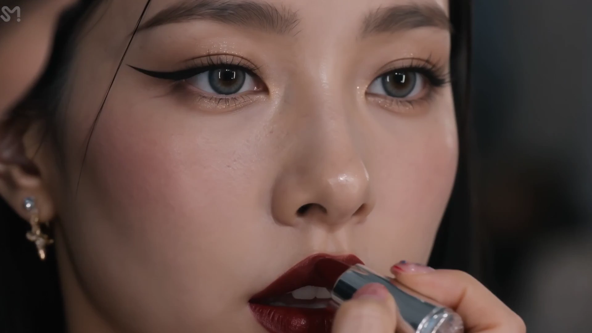 From Makeup Close-Ups to Arena Spotlight, Idol Commands Every Shot