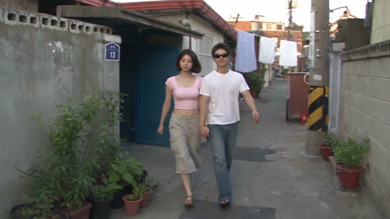 Handheld Home Movie Shows Seoul Couple's Sweet Date