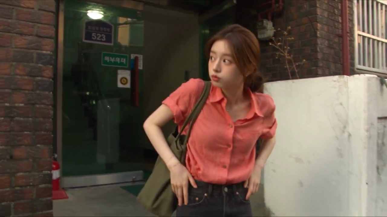 Key Mishaps and Sour Fruit on a Quiet Seoul Street