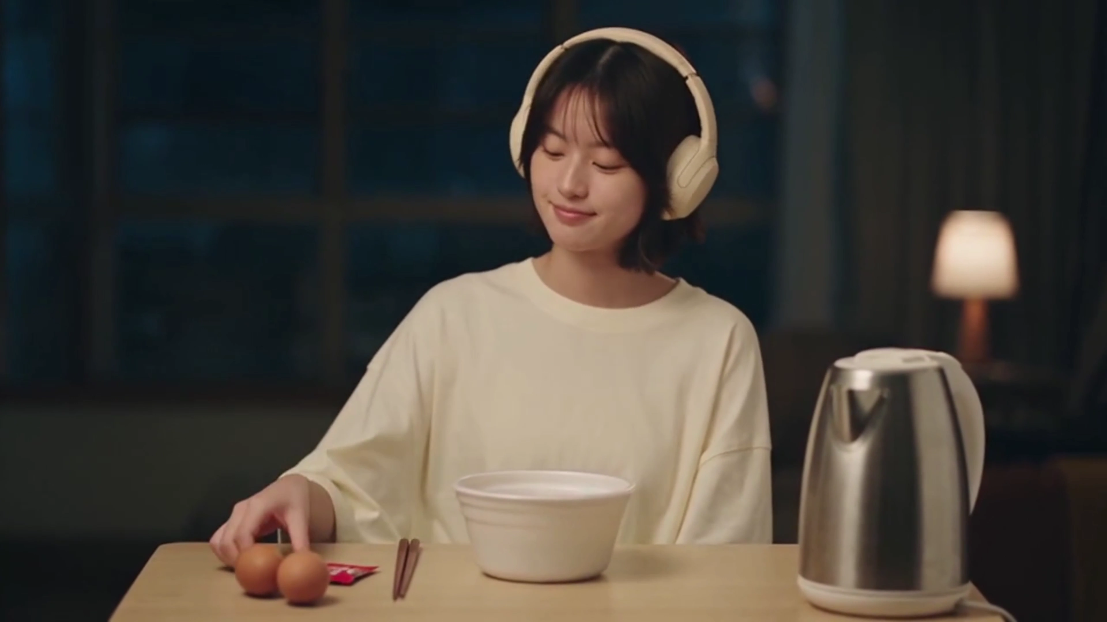Lo-Fi Beats and Steaming Noodles Create a Peaceful Midnight Moment