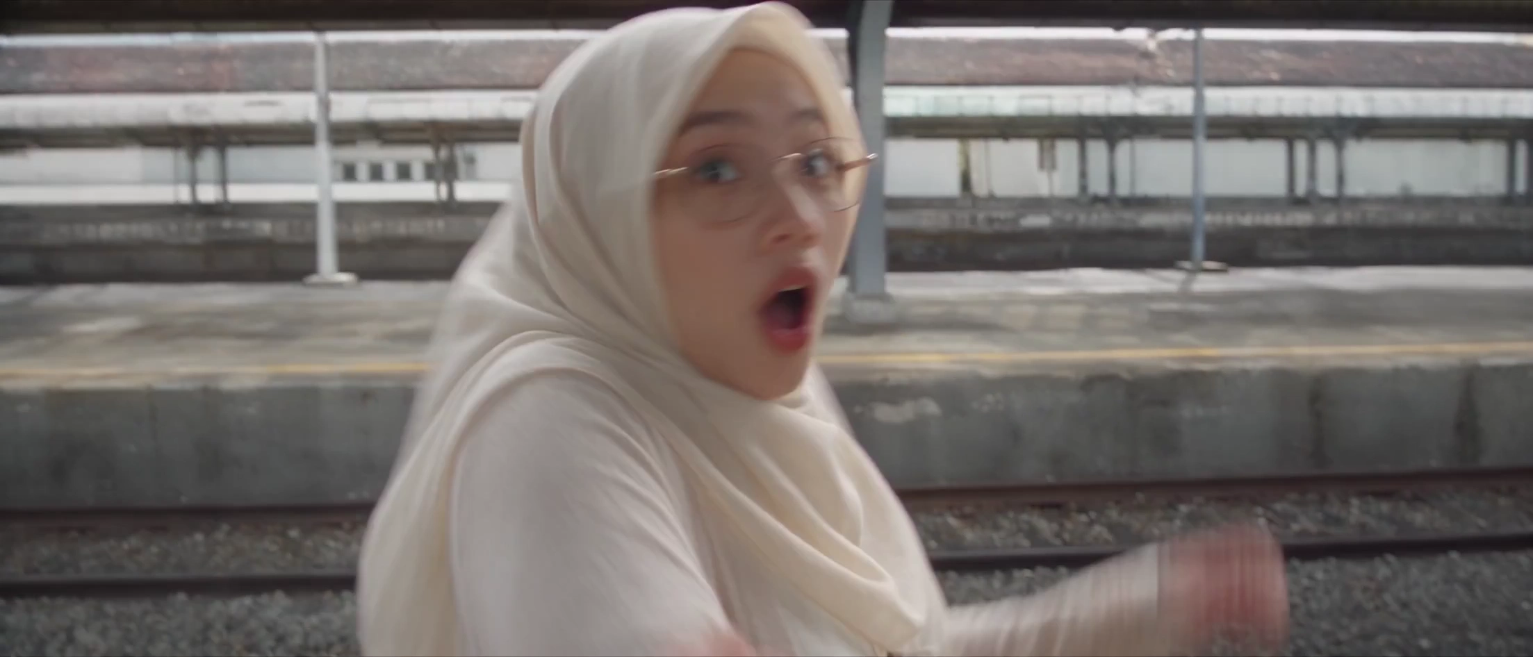 Handheld POV Captures Muslim Woman's Joyful Journey Across Java's Landmarks