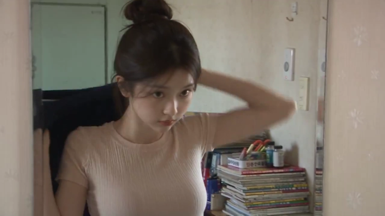 DV Camcorder Follows a Korean Student Through Morning Routine