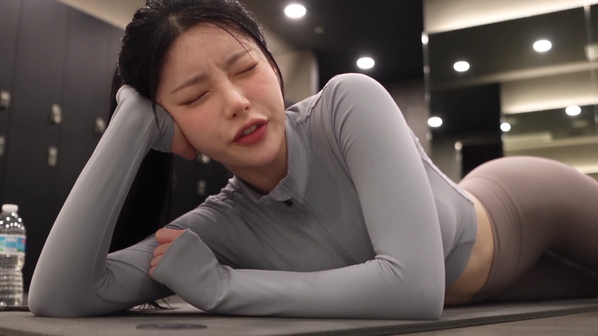 Handheld Gym Vlog Captures an Idol's Hilarious Core Workout Meltdown