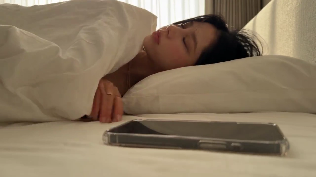 Glossy-Lipped Seoul Creator Films Her Own Confident City Day