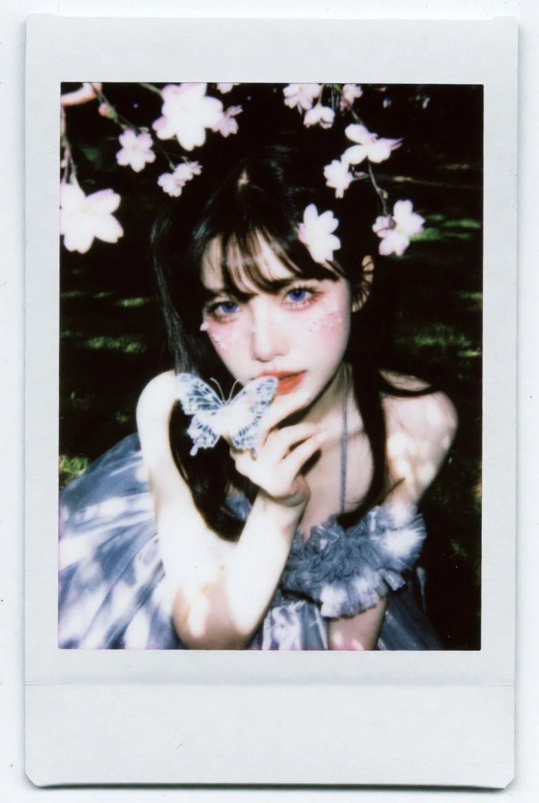 Delicate Contrast of Light and Emotion in a Nostalgic Snapshot