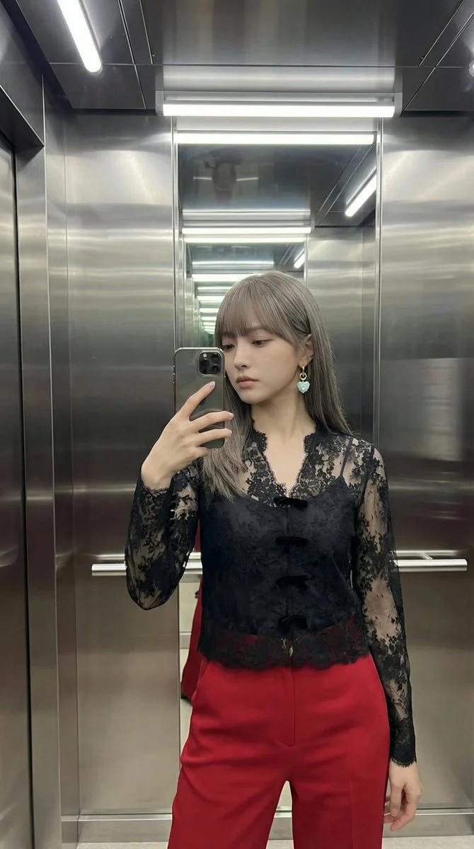 Elevator Reflections: A Chic Selfie Moment
