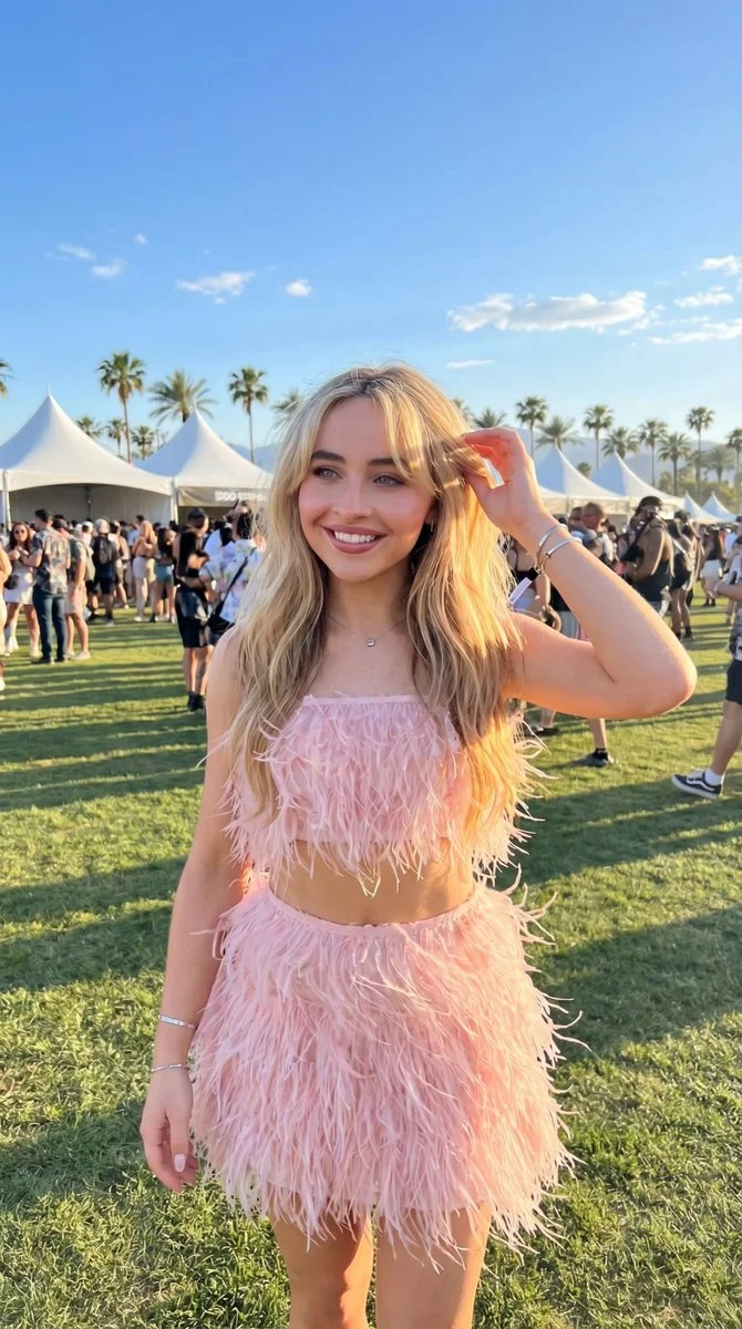 Golden Hour Glow at Coachella: Sabrina Carpenter in Feathered Pink