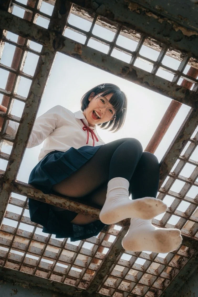 Juxtaposing Innocence and Decay in a Dramatic Worm’s-Eye View