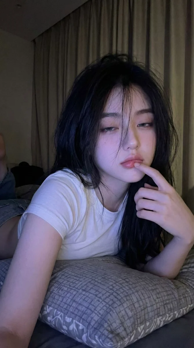 Late Night Luxe: A Sleepy Selfie