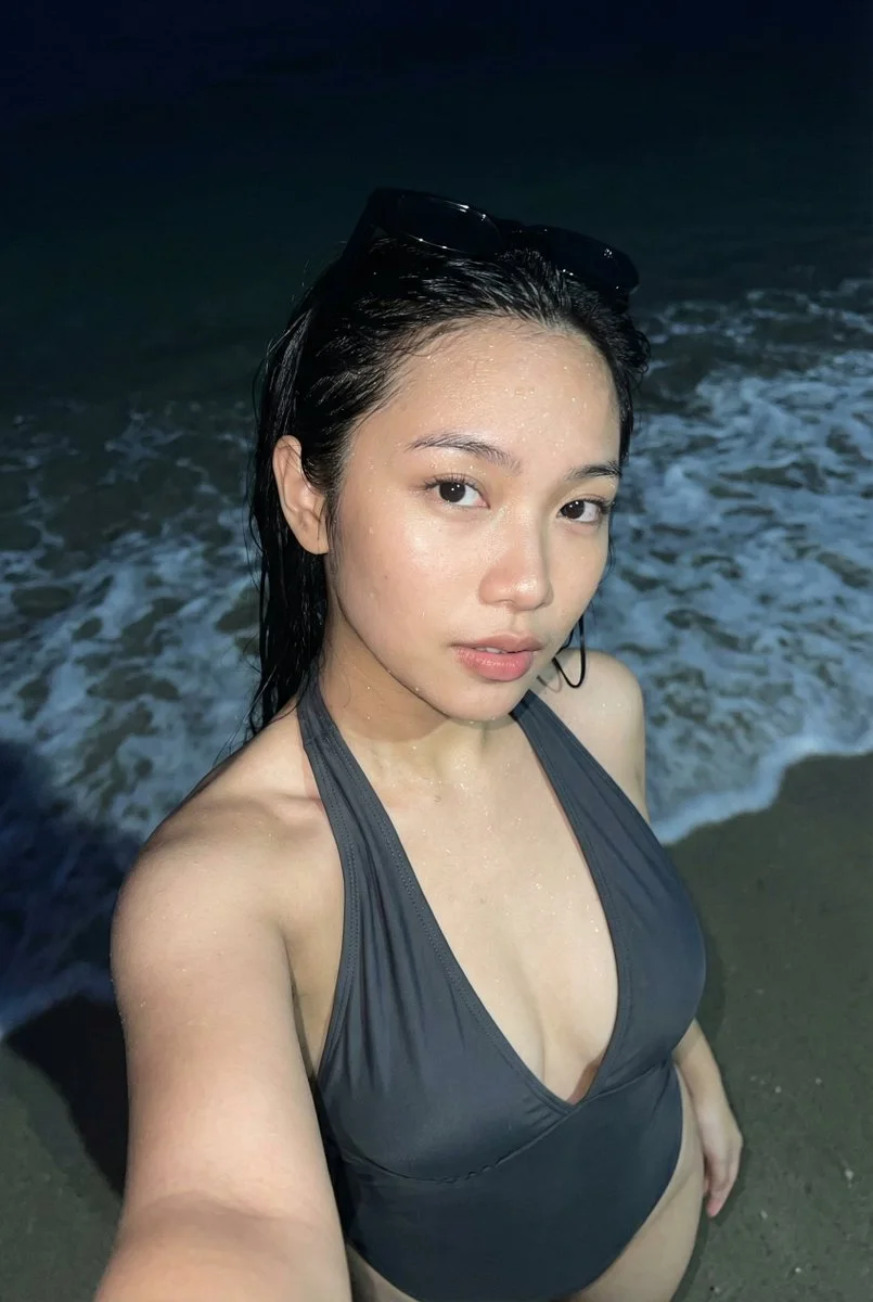 Midnight Shoreline Glam: A Dreamy Selfie Unveiled