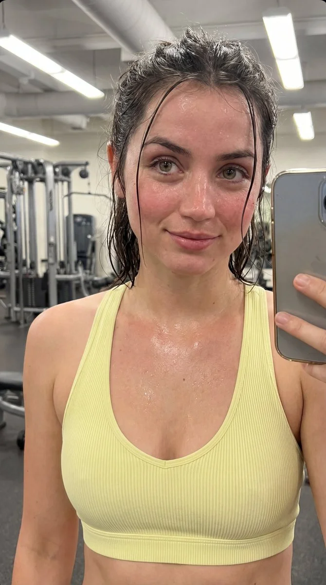 Post-Workout Glow: A Glamorous Gym Selfie