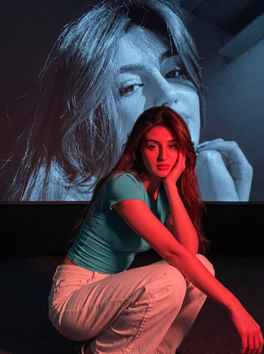 Red-Light Contemplation with Graphite Projection