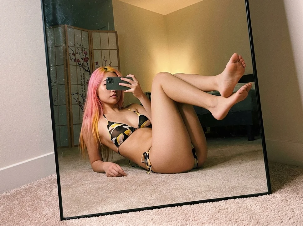 Reflections of Boldness: An Intimate Mirror Moment