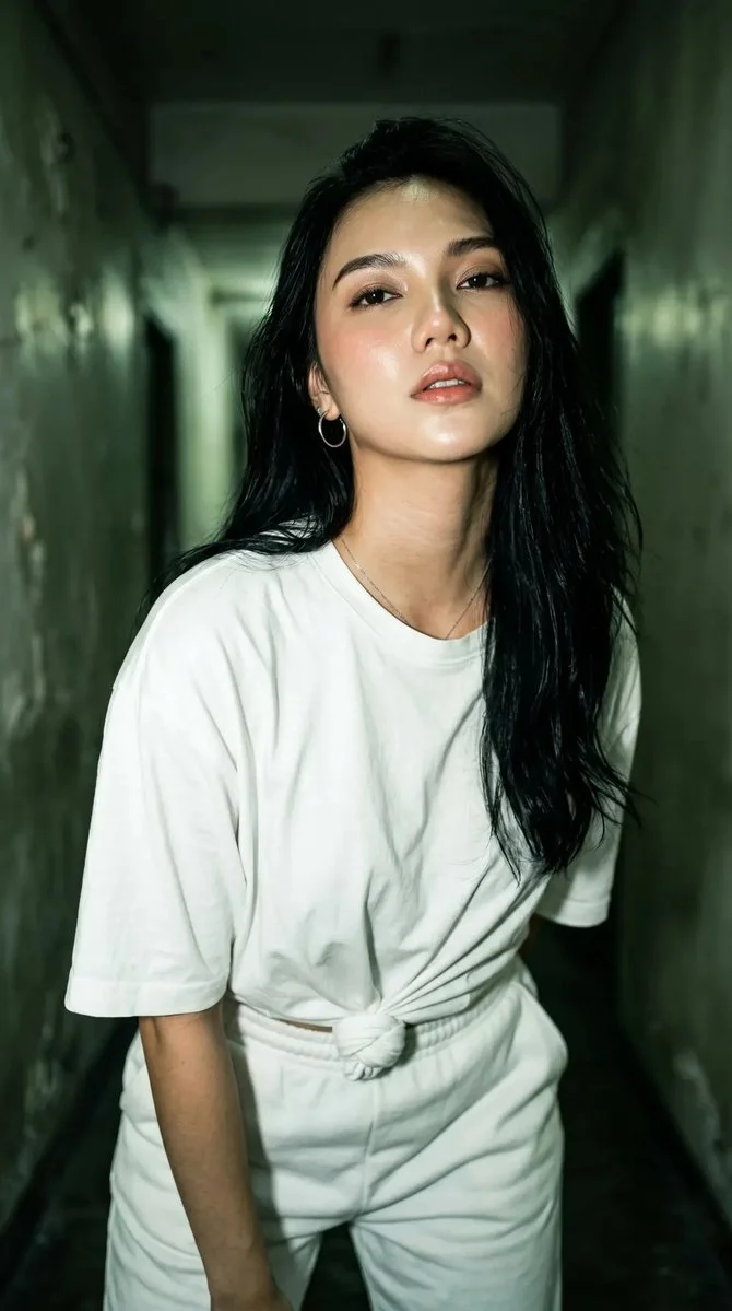 Subtle Confidence in Urban Shadows