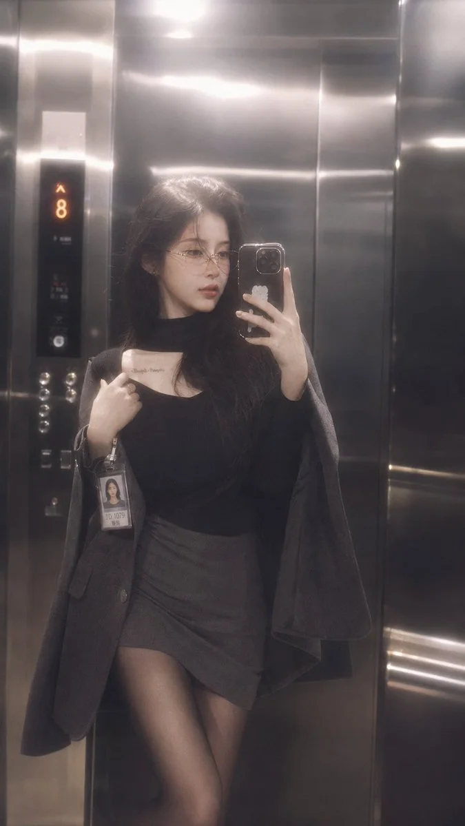 Tired idol captures a quiet mirror selfie in elevator