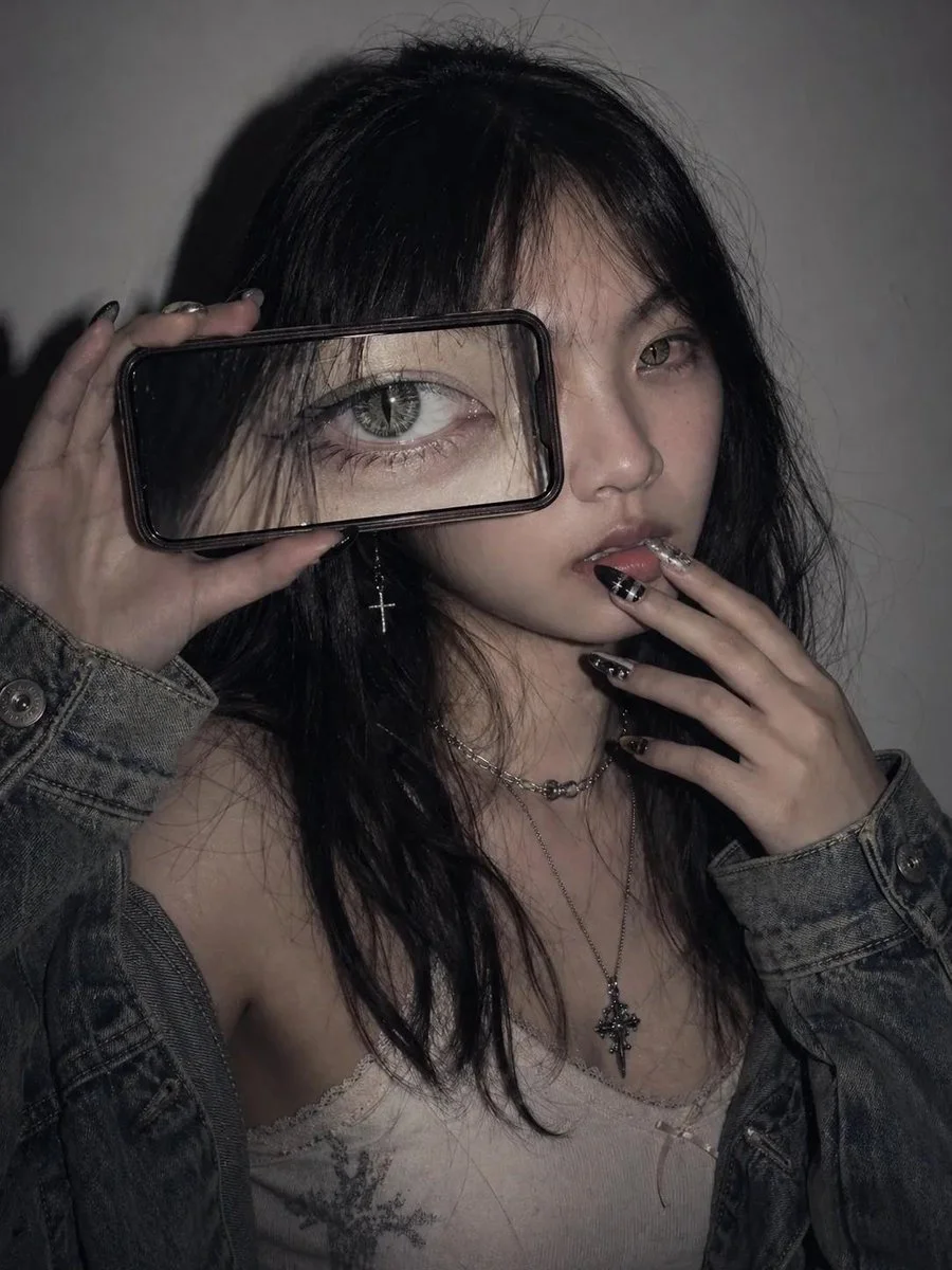 Trendy Mirror Selfie: A Modern Twist on Lifestyle Branding