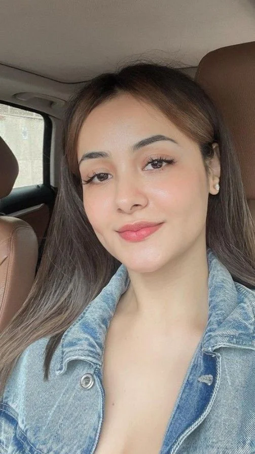 Vacation Vibes: A Colorful Journey in 9 Snaps! 🌈📸