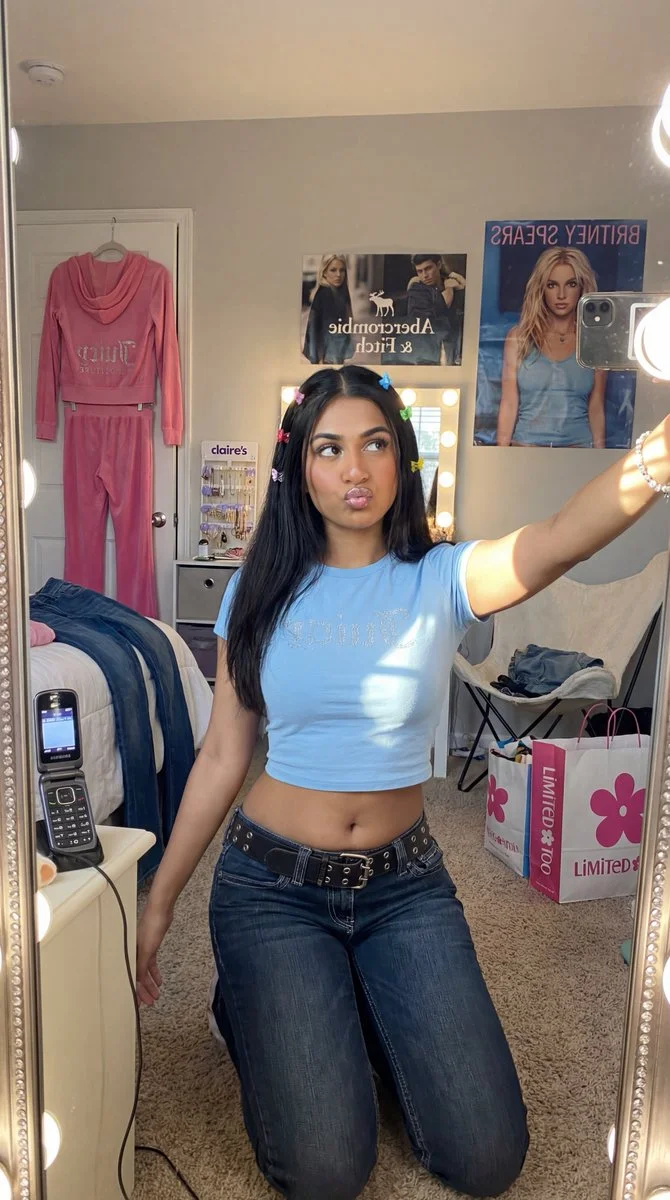 Y2K Vibes: A Retro Selfie Experience